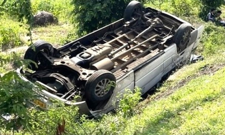 Tin tức tai nạn giao thông mới nhất ngày 15/8: Lật xe khách, một người chết