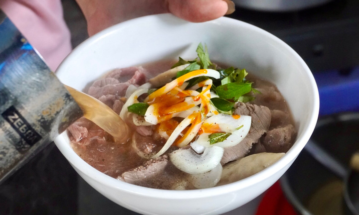 Cầm 50 nghìn đồng thưởng thức bún bò Huế ở TP.HCM được Michelin gọi tên