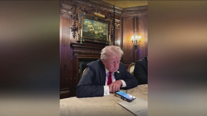 Ông Trump dùng sạc dự phòng Trung Quốc, dân mạng gọi tên 'MAGASafe'