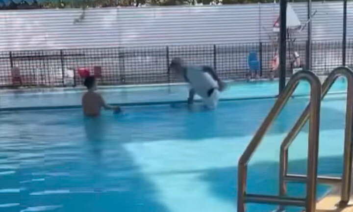 Phẫn nộ hình ảnh người đàn ông dúi đầu bé trai xuống bể bơi ở Hà Nội