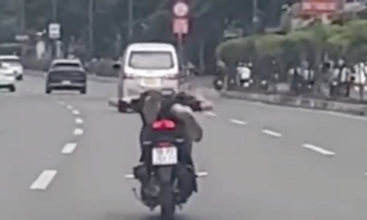 TP.HCM: Xác minh clip 2 thanh niên nằm dài trên xe máy, chạy vào làn ô tô