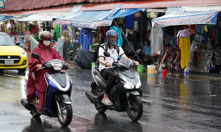 Dự báo thời tiết TP.HCM hôm nay 17/8: Ngày nắng nóng, chiều tối mưa dông
