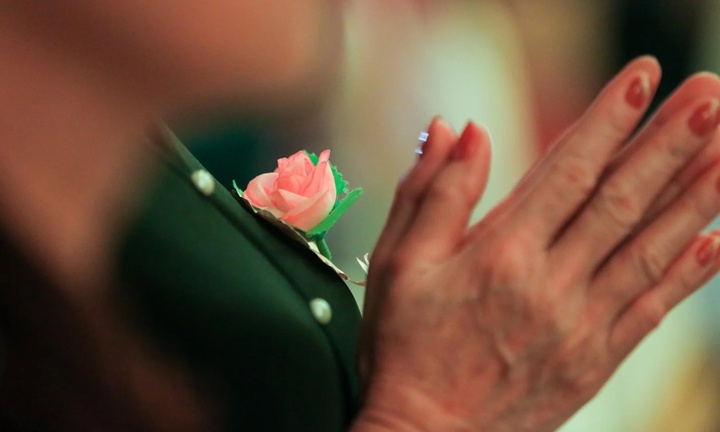 Vì sao cần cài hoa hồng lên áo trong ngày lễ Vu lan?