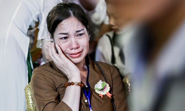 Phật tử cài hoa hồng trắng bật khóc nhớ thương cha mẹ trong lễ Vu lan