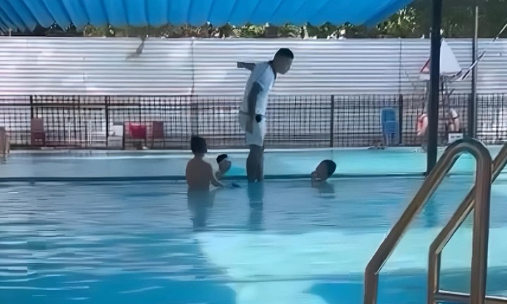 Người đàn ông dìm đầu bé trai xuống bể bơi ở Hà Nội nói gì?