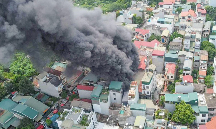 Cháy nhà dân ở Hà Nội, khói bốc cao đen kịt