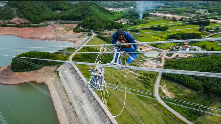 Công nhân đi như xiếc trên trụ điện cao nhất đường dây 500kV