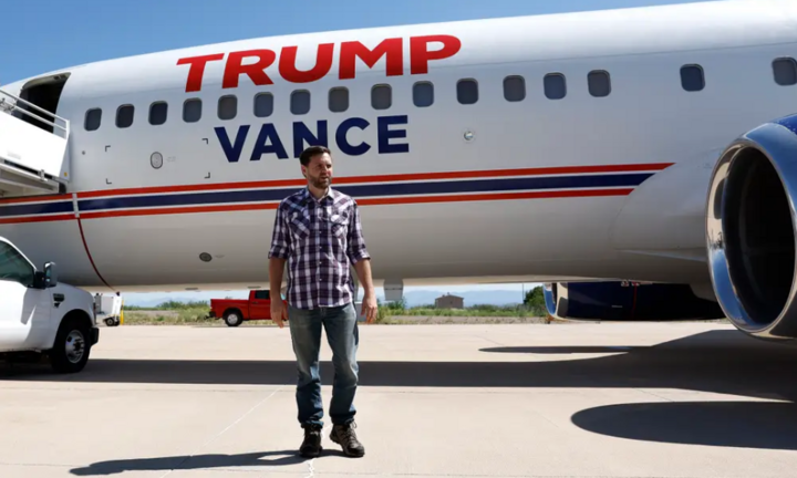 Máy bay chở ứng viên Phó tổng thống của ông Trump gặp sự cố trên không