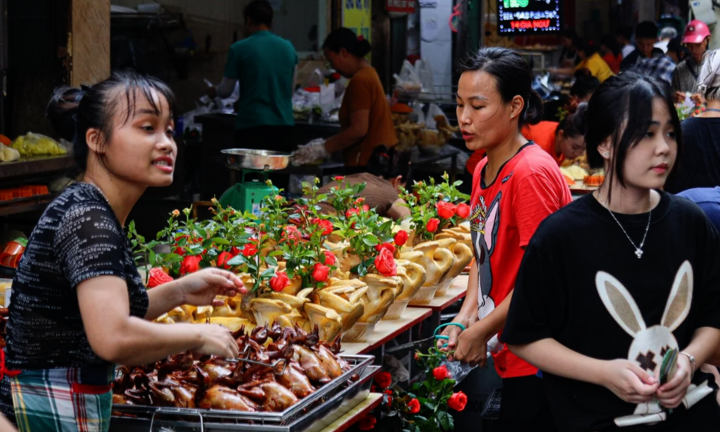 Chợ 'nhà giàu' Hà Nội đỏ lửa xuyên đêm nấu cỗ phục vụ khách rằm tháng 7