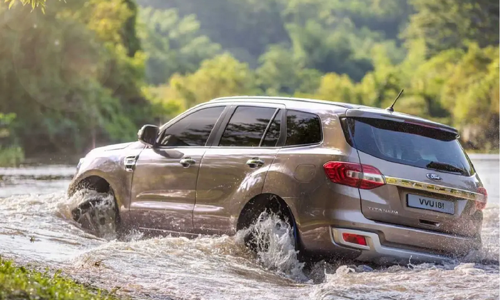 Kinh nghiệm lái xe khi đi qua sông suối