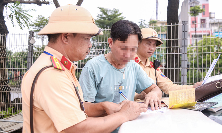 Bị CSGT xử phạt chở quá tải, tài xế biện minh do 'nể chủ nhà'