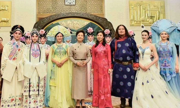 Phu nhân Bành Lệ Viên mời Phu nhân Ngô Phương Ly thưởng thức tiệc trà