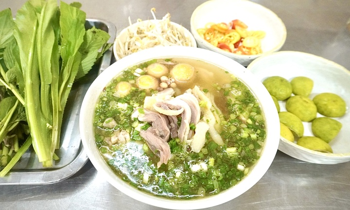 Cầm 100 nghìn đồng thưởng thức phở gia truyền 65 năm tuổi được Michelin đề xuất
