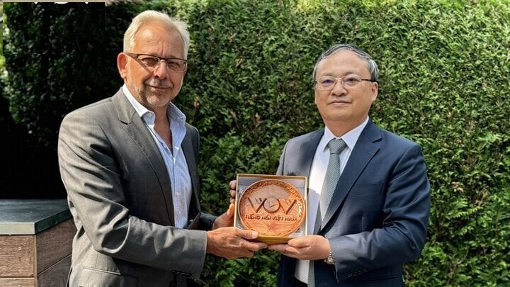 Tổng Giám đốc VOV Đỗ Tiến Sỹ làm việc với Đài RTBF - Bỉ