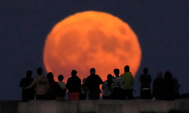 Hình ảnh siêu trăng xanh hiếm hoi thắp sáng toàn cầu