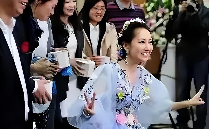 Cô gái mặc váy cưới, vẫy tay chào mọi người trong đám tang chính mình