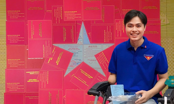 Nam sinh một tay 'vẽ' cờ Tổ quốc từ giấy chứng nhận hiến máu gây sốt mạng