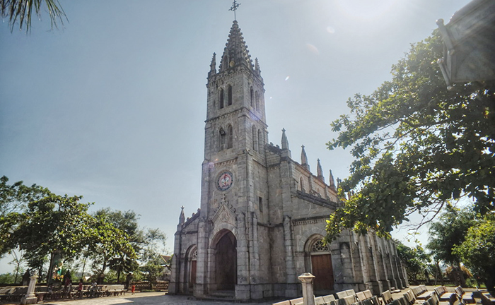 Mục sở thị nhà thờ đá hơn trăm năm tuổi ở Nghệ An
