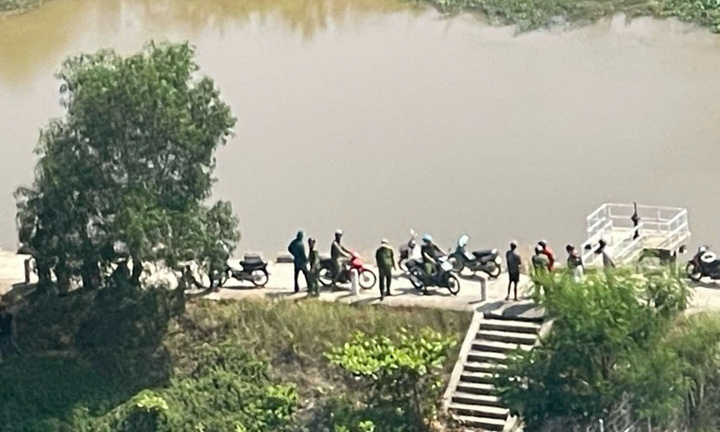 Bà nội đi tìm, phát hiện cháu chết đuối dưới bờ kè