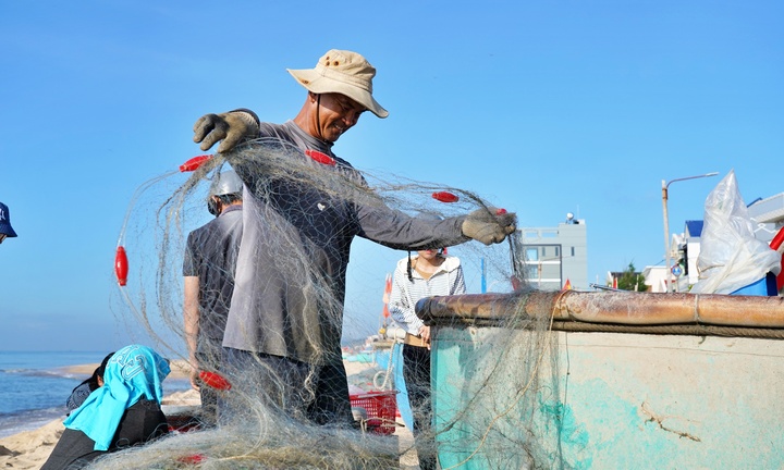 Ngư dân đón 'lộc biển' bên làng chài hơn 100 năm tuổi ở Bà Rịa - Vũng Tàu