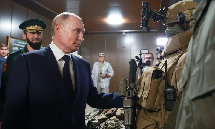 Ông Putin bất ngờ thăm Chechnya, tuyên bố 'bất khả chiến bại'