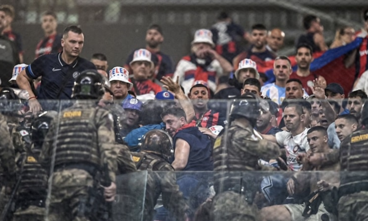 Cảnh sát Brazil nổ súng, đánh đập CĐV Argentina trên khán đài