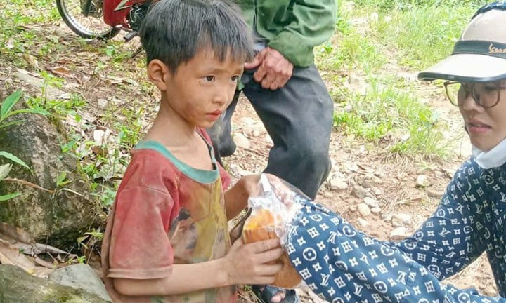 Bé trai đi lạc 5 ngày trong rừng sống sót nhờ ăn quả dại, uống nước suối