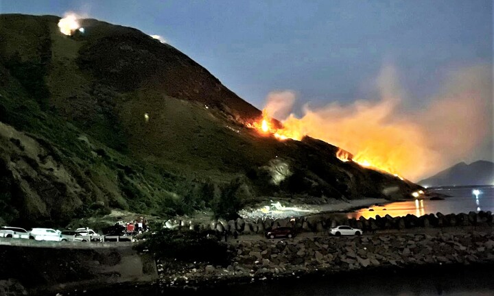 Huy động 300 người xuyên đêm dập đám cháy rừng ở Hà Tĩnh