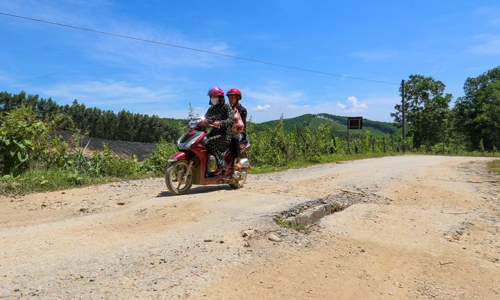 Đường vào bản biên giới ở Hà Tĩnh 'nát như tương', dân qua lại khốn khổ