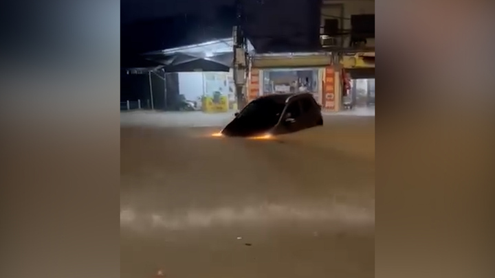 Ô tô nổi lềnh bềnh trong mưa lớn ở Thái Nguyên