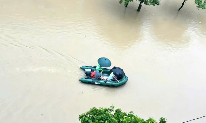 TP Thái Nguyên mênh mông nước sau trận mưa như trút, dân lái thuyền trên phố