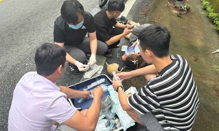 Đang đi du lịch, nhóm nhân viên y tế ứng cứu người bị tai nạn giữa đèo