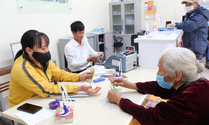 Bi hài chuyện lĩnh lương hưu qua tài khoản, người già lo ngay ngáy