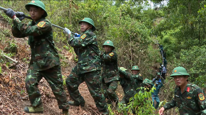 Đội nắng, băng rừng, quân đội hỗ trợ kéo dây dự án 500kV mạch 3 qua tỉnh Nghệ An