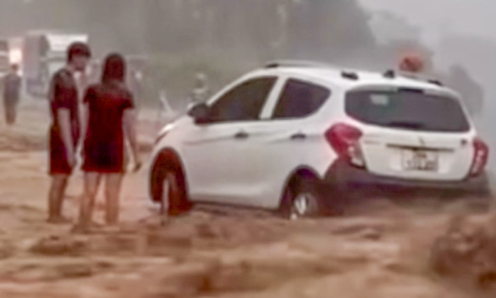 Nước lũ cuồn cuộn trên quốc lộ ở Hoà Bình, cuốn trôi xe máy, nhiều ô tô mắc kẹt