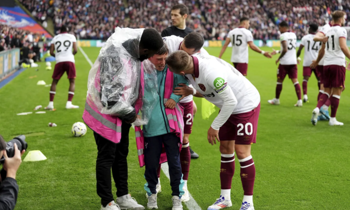 Tiền vệ West Ham cứu cậu bé nhặt bóng khỏi tai nạn nguy hiểm