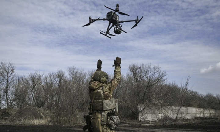 Khoảnh khắc UAV Nga tấn công xe bọc thép Ukraine tại khu vực Kursk