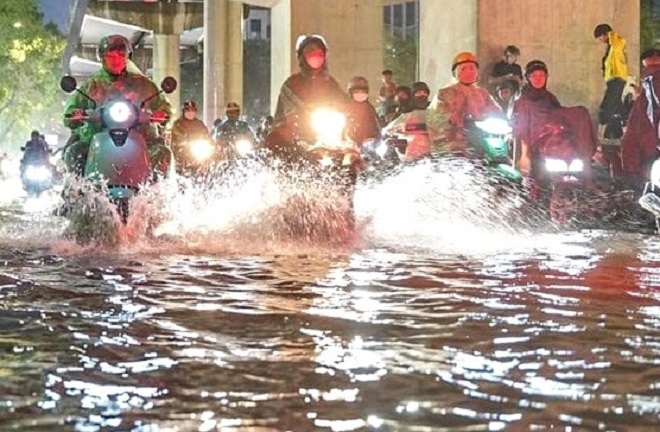 Tin nóng 24h qua: Nước lũ cuồn cuộn trên quốc lộ ở Hòa Bình