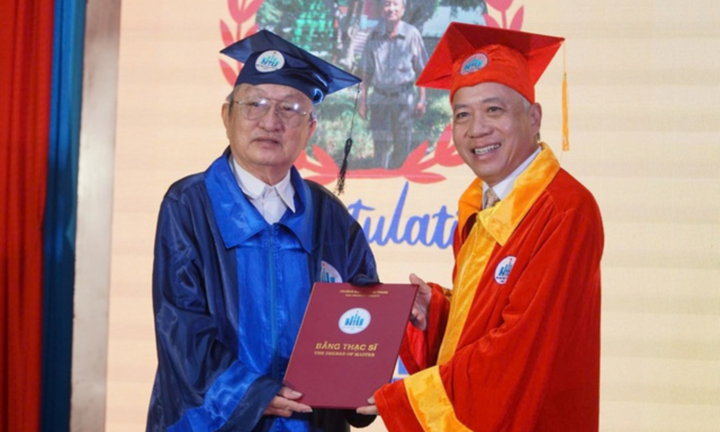 Cụ ông 74 tuổi nhận bằng thạc sĩ kinh tế
