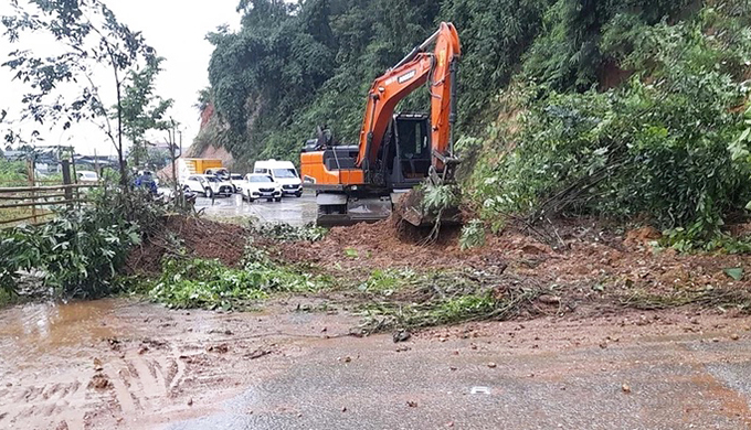 Sạt lở gây ách tắc nhiều tuyến đường huyết mạch ở Điện Biên