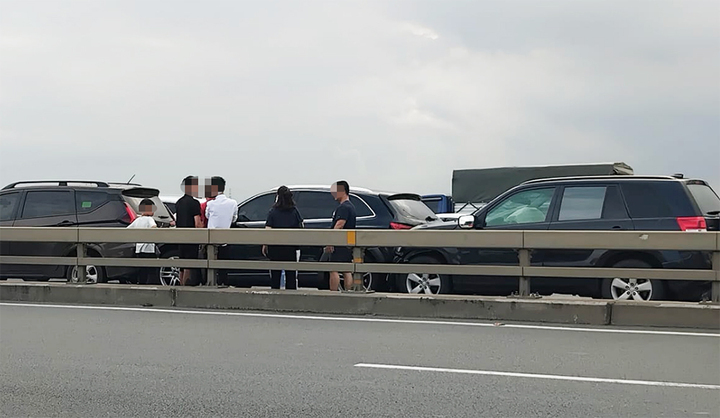 Tai nạn liên hoàn trên cầu Nhật Tân, 6 ô tô hư hỏng, giao thông ùn ứ