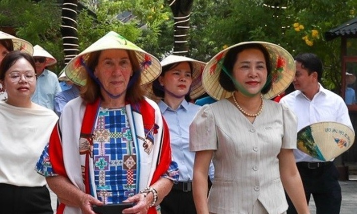 Chủ tịch Thượng viện Australia tham quan di sản Tràng An