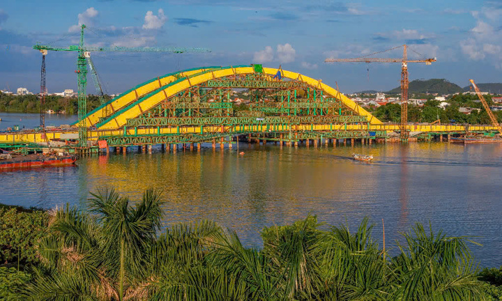 Cận cảnh cầu hơn 1.500 tỷ vượt sông Hương sau ngày hợp long 