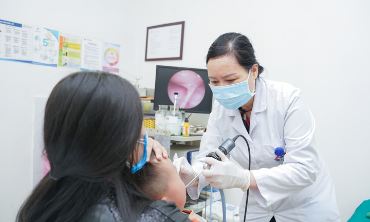 Bé trai ho mãi không khỏi, đi khám mới biết hóc hạt na trong phế quản