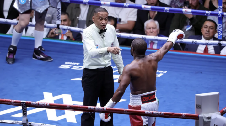 Bị bắt lỗi, võ sĩ mạnh nhất thế giới đuổi luôn trọng tài