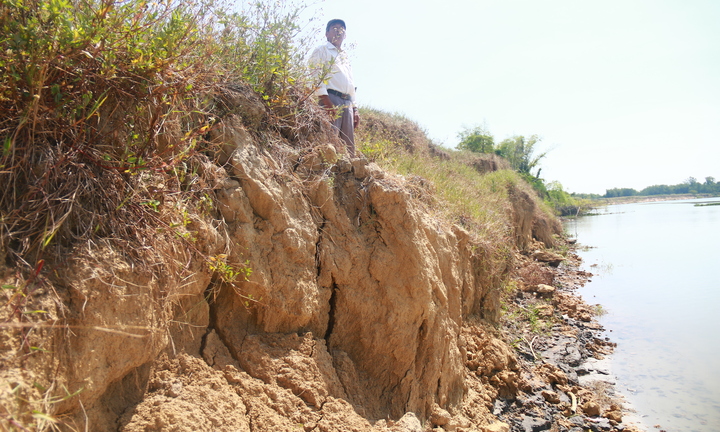 Cận cảnh bờ sông bị 'hà bá' ngoạm nham nhở, dân mất đất sản xuất