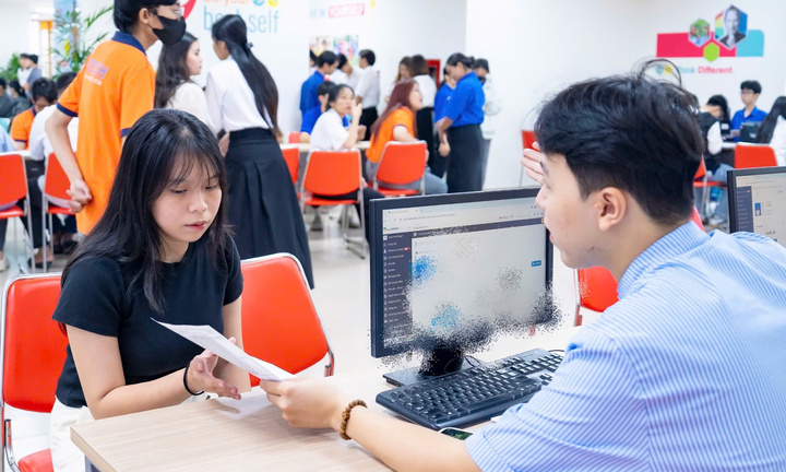 Nữ sinh mồ côi ở TP.HCM nhận học bổng toàn phần