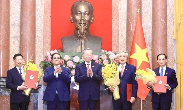 Tin nóng 24h qua: Trao quyết định bổ nhiệm các Phó Thủ tướng, Bộ trưởng