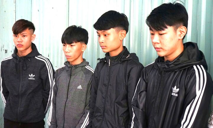Khởi tố nhóm thanh thiếu niên hung hãn chém người đi đường trong đêm