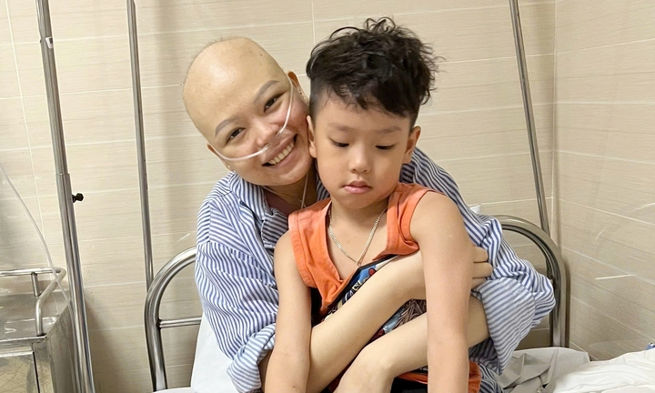 Ung thư giai đoạn cuối, nữ cảnh sát tự chuẩn bị hậu sự, chụp sẵn ảnh thờ